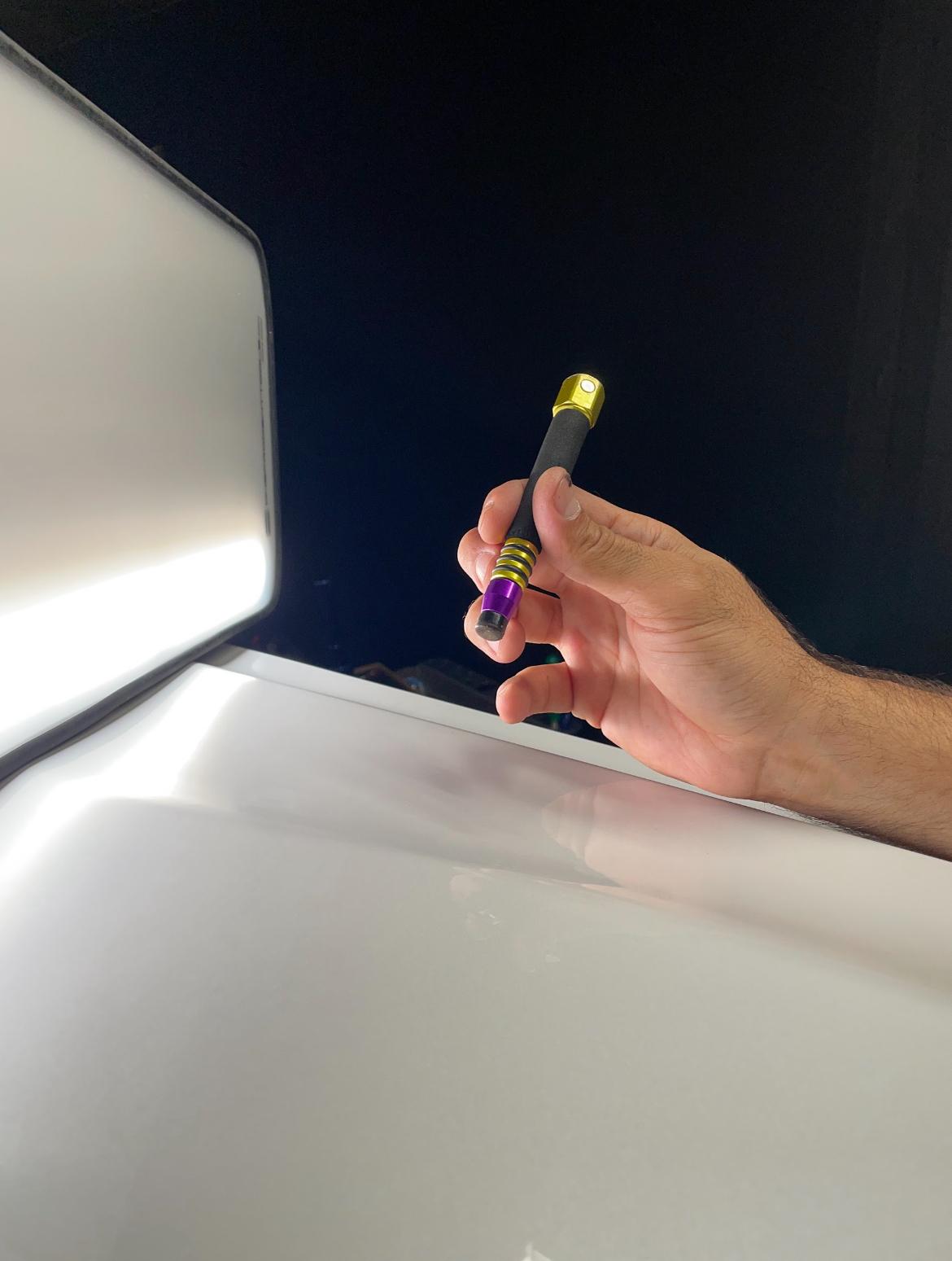 PDR tool reading the reflection of a light board on a white panel